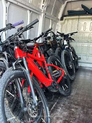 Biciclete electrice în valoare de 20.000 de euro, căutate de autorităţile austriece, descoperite de poliţiştii de frontieră bihoreni