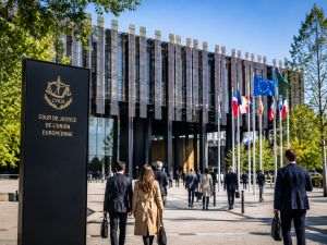 Încrederea europenilor în instituţii rămâne la cote reduse: guvernele naţionale şi reţelele sociale inspiră cel mai puţin