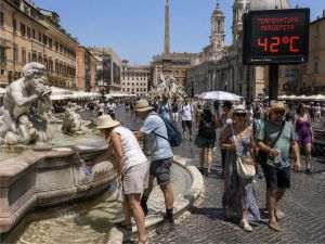 Heatwaves are changing the rules of tourism: cities invest in cooling public spaces