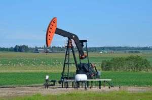 CNBC: Petrolul american a trecut de 80 de dolari pe baril pe fondul îndoielilor cu privire la un acord între SUA şi Iran pentru Strâmtoarea Ormuz