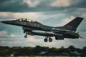 BTA: Bulgaria are nevoie de cel puţin două escadrile de avioane F-16 pentru o instruire adecvată a piloţilor
