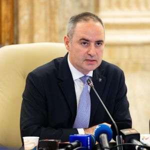 Nazare: Randamentele titlurilor de stat româneşti au scăzut semnificativ luni, după decizia Moody's privind România