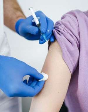 Trump cere revizuirea vaccinării copiilor şi invocă, fără dovezi, autismul
