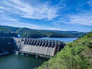 Reuters: Ungaria va scufunda controlat două barje în Dunăre pentru a ridica nivelul apei la centrala nucleară Paks