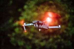 CNBC: Amazon îşi extinde serviciul de livrare cu drone în aproape 500 de oraşe