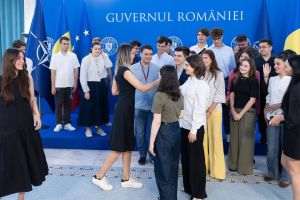 Buzoianu: Discuţii cu tinerii din Internship despre mediu şi prezenţa femeilor în politică
