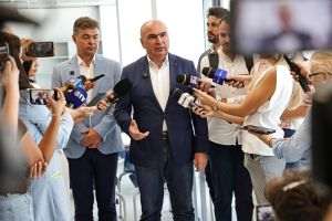 „Amintindu-mi de condiţiile din Căminul 15, când eram student la Timişoara, îmi dau seama că lucrurile au evoluat foarte mult. Eram patru în cameră, grupurile sanitare şi duşurile erau la capătul holului, iar ceea ce avem astăzi şi ceea ce se întâmplă prin investiţiile care se fac, atât din PNRR, cât şi din bugetele guvernamentale, în mod cert aduc condiţii mult mai bune pentru studenţii universităţilor din România”, a declarat premierul interimar. (Sursa foto: facebook/ Ilie Bolojan)