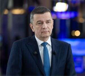 Faptul că preşedintele Camerei Deputaţilor, Sorin Grindeanu, nu sesizează CCR cu respectivul conflict constituţional arată că liderul PSD este interesat în menţinerea actualei stări de incertitudine politică. Mai ales că el a generat-o atunci când PSD şi AUR au votat împreună moţiunea de cenzură împotriva guvernului Bolojan. (Sursa foto: facebook / Sorin Grindeanu)