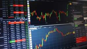 Reuters: Rupia indiană rămâne într-un ritm temperat; intrările de capital de portofoliu oferă sprijin pe piaţă