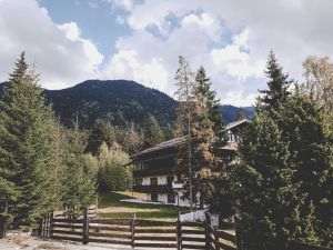 De la profit la supravieţuire: hotelierii de la munte resimt scăderea bugetelor de vacanţă