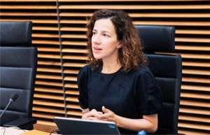 "Într-un moment în care multe sisteme de învăţământ se confruntă cu o lipsă de cadre didactice, trebuie să facem din domeniul predării o profesie în care oamenii doresc să se alăture, să rămână şi în care să se simtă apreciaţi. Viitoarea noastră Agendă a UE pentru profesori şi formatori, în cadrul Uniunii Competenţelor, va sprijini statele membre în acest sens”, a declarat, potrivit sursei citate, Roxana Mînzatu, vicepreşedinta executivă a Comisiei Europene pentru drepturi sociale şi competenţe. (Sursa foto: facebook / Roxana Mînzatu)