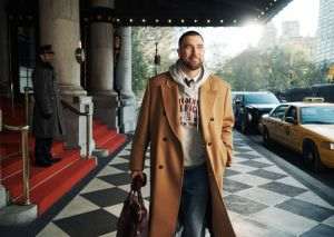 Tommy Hilfiger anunţă campania de toamnă 2026 cu Travis Kelce în rolul principal