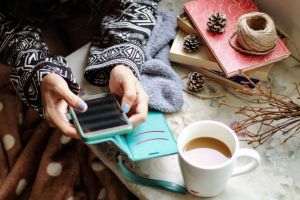Macron cere un „text european” pentru interzicerea accesului la reţelele sociale pentru cei sub 15 ani