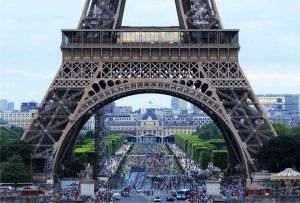 AFP: Turnul Eiffel se redeschide după greva angajaţilor declanşată de un incident legat de personalul feminin