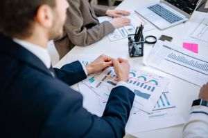 CNBC: Investitorii caută protecţie, pe măsură ce alegerile din SUA şi riscurile geopolitice ameninţă stabilitatea pieţelor