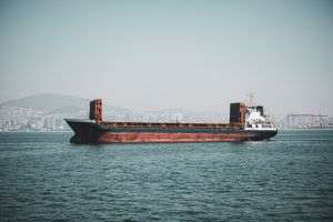 Navă lovită în Strâmtoarea Ormuz, iar reuniunea regională privind traficul maritim a fost amânată