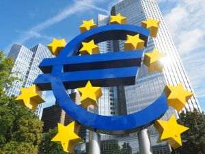 Comisarul european pentru servicii financiare cere fuziuni bancare între statele membre