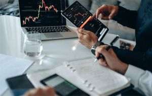 EVERGENT Investments - rezultat net record, discount consistent faţă de activul net