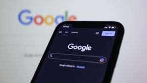 Reuters: Google cere suspendarea ordinului UE referitor la accesul rivalilor AI la datele de căutare