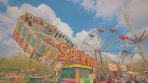Operatoarea unui carusel de la Oktoberfest dă femeilor pantaloni scurţi împotriva filmărilor