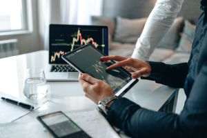 TradeVille: Profitul net cumulat al companiilor din indicele BETAeRO a crescut cu peste 70% în primul semestru