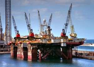 Preţurile petrolului au scăzut uşor după reluarea exporturilor din Orientul Mijlociu