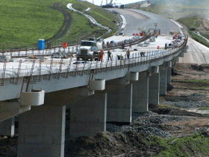 Autostrada Transilvania (Braşov-Borş) va avea 415 km, din care peste 55 km de poduri şi viaducte, 94 de pasarele, 58 de pasaje peste autostradă şi 16 noduri rutiere.
