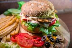 CNBC: IA ar putea schimba preţurile alimentelor şi meniurilor fast-food prin tarife personalizate