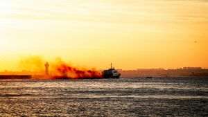 Al Alarabiya: Marina iraniană anunţă că un petrolier a fost detectat în flăcări în Golful Oman