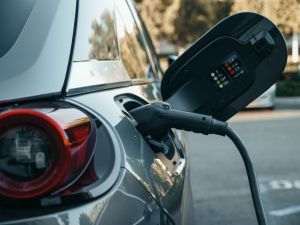 DPA: Volkswagen recheamă în service peste 70.000 de vehicule electrice din cauza unor baterii defecte