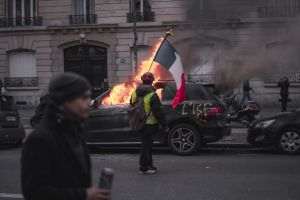 CNBC: Randamentul obligaţiunilor franceze pe 10 ani a depăşit 5%, pe fondul crizei bugetare şi al protestelor