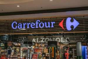 Acţiunile Carrefour scad după revizuirea în scădere a previziunilor financiare, pe fondul turbulenţelor din Franţa