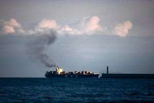 AP: Iranul anunţă avarierea a şapte petroliere în Strâmtoarea Ormuz şi ameninţă cu noi atacuri