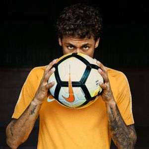Neymar, suspendat două meciuri pentru că a vorbit cu un adversar având mâna la gură