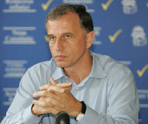 Mircea Geoană a declarat, duminică seară, la Constanţa, că nu ştie ""ceva precis"" despre existenţa unui document intern al PSD care să facă referire la o strategie menită să combată posibile încercări ale PD-L şi ale preşedintelui Traian Băsescu de a-l denigra şi de racolare a unor parlamentari social-democraţi.