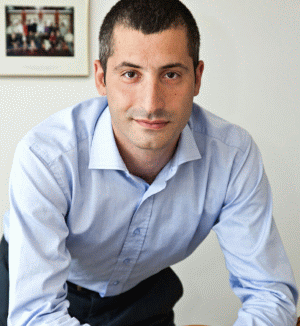 Domnul Răzvan Diraţian, directorul comercial al Avon Cosmetics România şi Republica Moldova, s-a născut în anul 1976 în Bucureşti. A absolvit ASE Bucureşti-Facultatea de Marketing. Este căsătorit şi are ca hobby pescuitul, automobilismul şi schiatul.
