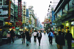 Autorităţile din China continuă să stimuleze economia.