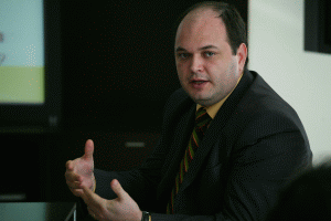 Economistul şef al RZB, Ionuţ Dumitru, apreciază: "Cu toate că dobânzile pe piaţa interbancară au crescut uşor în ultimele două săptămâni, ele s-au redus în ultimele zile şi credem că aceasta va fi tendinţa normală în lunile care urmează. Ministerul Finanţelor Publice încearcă, de asemenea, să împingă randamentele la obligaţiuni la niveluri mai mici prin respingerea ofertelor la licitaţia titluri de stat".