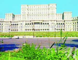 Palatul Parlamentului se întinde pe 360.000 metri pătraţi şi are un volum de 2.550.000 metri cubi.
