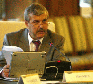 Nica a anunţat că îşi contiună munca de ministru.
