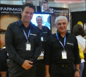 Domnii Stelian Hoţa (stânga), director general al firmei "Valentino Distribution" din Tg.Mureş şi Max Azaryad, director general al producătorului "Tanalize Cosmetics" din Istanbul.