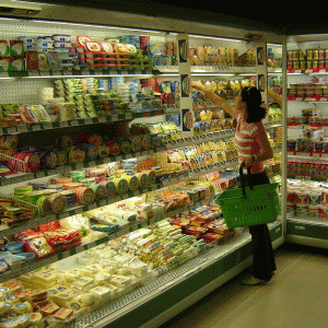 Pentru sănătatea dumneavoastră, citiţi etichetele alimentelor, nu numai termenul de valabilitate. Ar fi bine să cumpăraţi alimente care au şi etichete nutriţionale. 