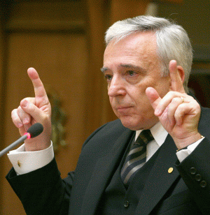 Mugur Isărescu: Trebuie să reducem cheltuielile publice salariale şi materiale
