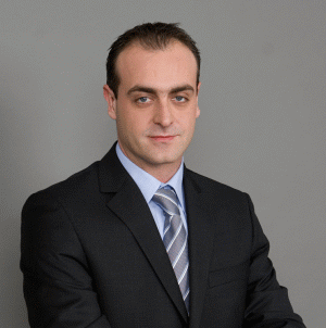 Domnul Andreas Balaskas, vicepreşedintele Ieba Trust, a venit în România în septembrie 2008, după 10 ani de activitate pe piaţa de capital din Grecia. Potrivit domniei sale, mare parte din cariera sa s-a desfăşurat în companii foarte mari, ultima dintre ele fiind casa de brokeraj a grupului Marfin. Pe piaţa de capital, în principal a fost analist, însă a avut şi câteva alte poziţii, participând la proiecte corporate - fuziuni şi achizitii, IPO-uri.Andreas Balaskas declară că a venit în ţara noastră pentru a beneficia de oportunităţile pieţei de aici, de procesul de dezvoltare care va urma.