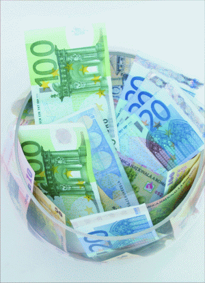 Rezervele internaţionale ale ţării noastre, valută şi aur, au însumat 30,859 miliarde euro la finele lunii decembrie, cu 475 milioane euro mai puţin, comparativ cu nivelul atins în noiembrie, de 31,334 miliarde euro. 
