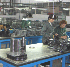 Pentru a-şi fideliza angajaţii, compania a lansat la mijlocul anului trecut programul "Economii pentru studiile copiilor angajaţilor".