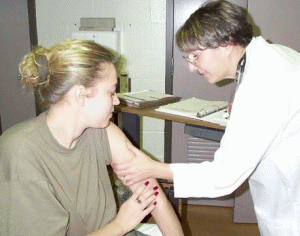 Peste 1.000 de oameni stau la coadă, la Institutul "Matei Balş", să se vaccineze contra gripei porcine