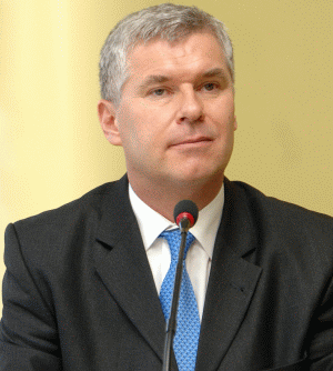 "Faptul că oamenii vin la noi pentru a-şi păstra economiile este un semn de încredere. Nivelul dobânzilor bonificate la depozitele băncii noastre s-a menţinut, în general, pe palierul superior al dobânzilor din piaţă", a declarat Robert Rekkers.