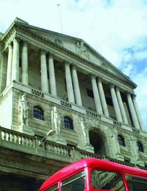 Bank of England va decide, săptămâna viitoare, dacă va stopa achiziţiile de obligaţiuni, după ce a cumpărat titluride 200 de miliarde lire sterline (325 miliarde de dolari).