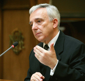 Mugur Isărescu a fost decorat , ieri, de preşedintele Traian Băsescu cu Ordinul Naţional Steaua României în grad de Colan.Distincţia este acordată guvernatorului BNR "în semn de înaltă apreciere pentru rezultatele de excepţie obţinute în activitatea de cercetare şi promovare, la nivel academic, a fenomenelor economice, pentru efortul deosebit pe care l-a depus în calitate de guvernator al BNR, în vederea elaborării şi implementării cu succes a politicilor monetar - bancare prin care s-a asigurat stabilitatea financiară a României".Guvernatorul BNR a mai fost decorat de preşedintele Traian Băsescu şi pe 2 februarie 2007 cu Ordinul "Meritul Industrial şi Comercial" în grad de Mare Ofiţer, pentru rezultatele remarcabile obţinute în procesul de denominare a leului.